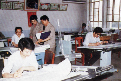 從1984年第一季度到抓管理上登記全面提高企業(yè)素質(zhì)驗收前，采取分線檢查、總結(jié)成績、找出差距、提出措施、限期整改的方法，使各項工作在整頓中鞏固提高，在鞏固提高中進行再整頓，再提高。
