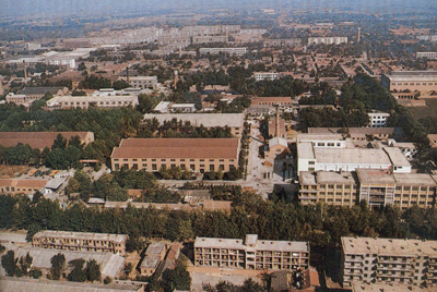 推土機總廠本部廠區(qū)。山東推土機總廠建立時，固定資產(chǎn)原值為2569萬元，占地面積為517538平方米，建筑面積為170861平方米。