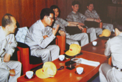為了學(xué)習(xí)外國先進技術(shù)和管理方法，前往引進技術(shù)與設(shè)備的國家進行實地考察。薛仲光廠長在日本。