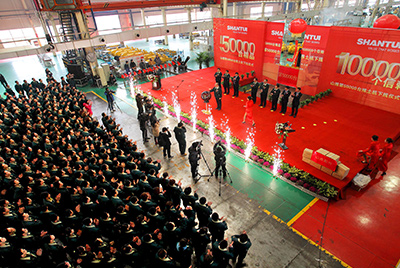 推土機事業(yè)部總裝工廠隆重舉行推土機第50000臺下線慶典儀式。這一激動人心的歷史時刻標志著50000臺不僅僅是一個數(shù)量的積累，更是山推管理水平、生產(chǎn)規(guī)模、制造技術(shù)、研發(fā)能力、銷售能力等綜合能力的體現(xiàn)，標志著山推推土機產(chǎn)業(yè)整體實力進一步增強，是從量變到質(zhì)變的飛躍。