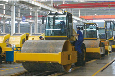 2002年2月，由履帶廠開發(fā)研制的YZ18液壓振動壓路機，順利下線。