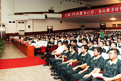 作為推動企業(yè)加快發(fā)展三大平臺之一的人力資源管理提升工作，將是當(dāng)前和今后一段時期山推股份人力資源管理的首要任務(wù)。
