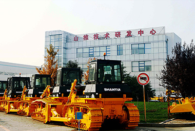 2009年，山推研發(fā)中心被國家人事部批準設(shè)立博士后科研工作站，同年召開首屆科技創(chuàng)新大會。