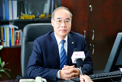 張秀文董事長在接受中國山東網(wǎng)專題采訪時，就公司踐行“厚道魯商”倡樹行動進行回答，介紹了山推把“仁義、誠信、厚道”的文化精髓融入到生產(chǎn)經(jīng)營的全過程的典型做法和“誠敬做產(chǎn)品，誠信做企業(yè)”的經(jīng)營理念，在工程機械行業(yè)樹立起了“厚德堅韌”的山東國企形象
