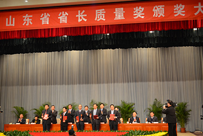 1月11日，山東省第三屆省長質(zhì)量獎表彰大會在山東省政府禮堂召開。