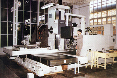 BPN-13B(R4)數(shù)控臥式加工中心。廠房擴建加大，設(shè)備填平補齊，增加精、大、稀設(shè)備，新上生產(chǎn)線，提高企業(yè)裝備素質(zhì)，使山推廠成為名副其實的大馬力推土機生產(chǎn)廠。