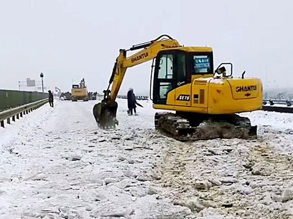 除雪保暢，山推鐵肩道義勇?lián)厝危? /> 
            <div   id=
